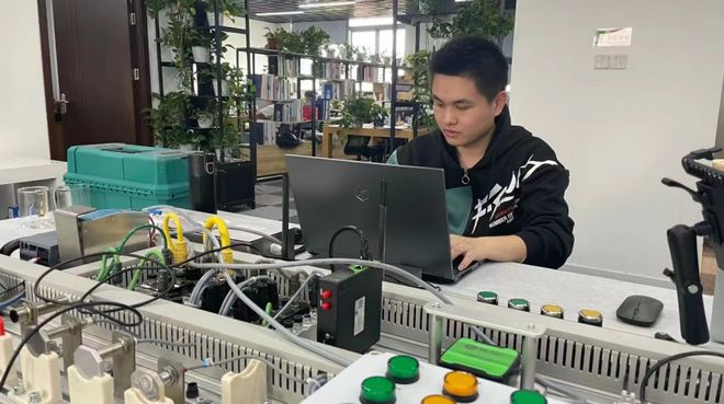 連摘三金！長寧代表隊在上海市第一屆職業技能大賽網絡技術開發項目表現搶眼